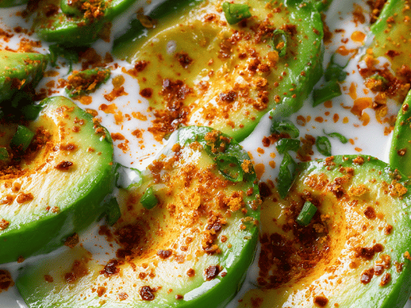 Avocados mit Sauerrahm und Gruyère
