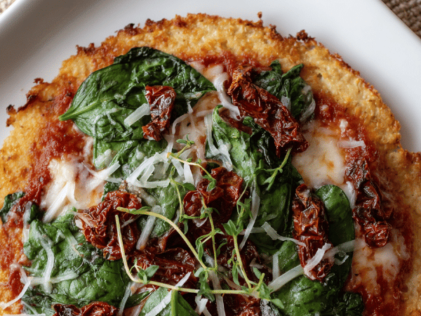 Blumenkohl-Pizzaboden mit Spinat