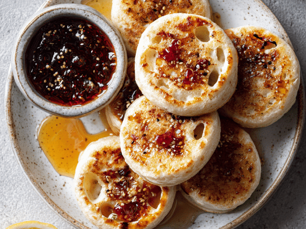 Buttermilch-Roggen-Crumpets mit Zitrusnote