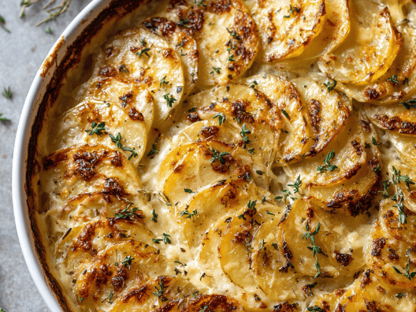 Cremiges Kartoffelgratin mit geröstetem Knoblauch