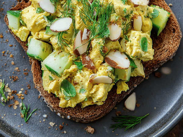 Curry-Hähnchen-Salat-Tartines
