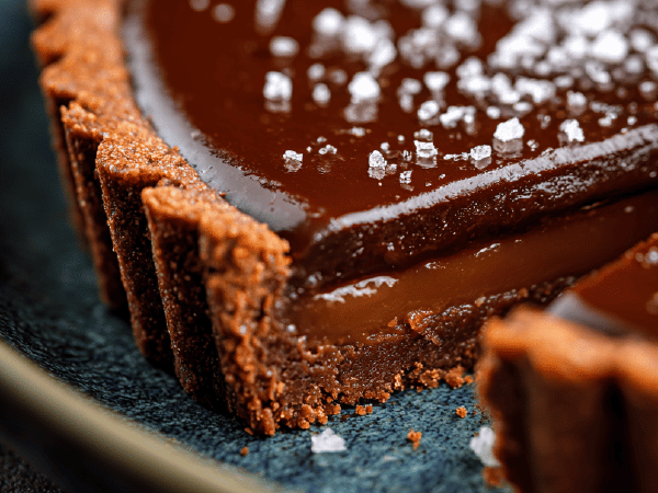 Dunkle Schoko-Karamell-Tarte mit Meersalz