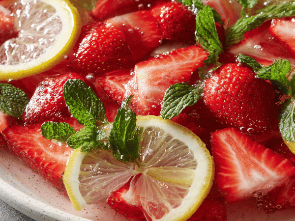 Erdbeer-Limetten-Wasser mit Zitronenmelisse