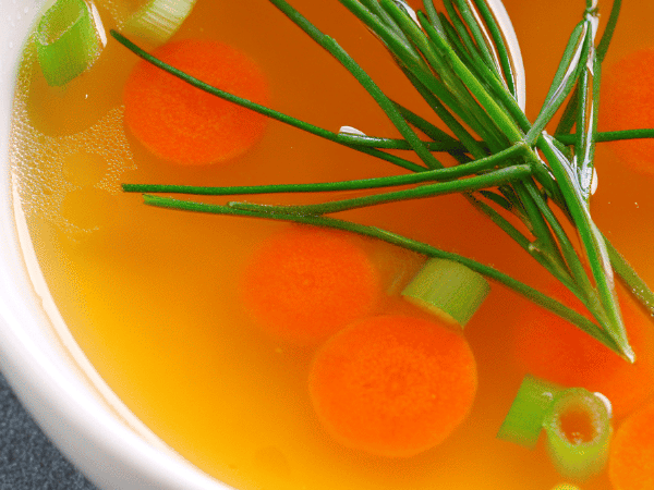 Frühlings-Kräuter-Karottensuppe