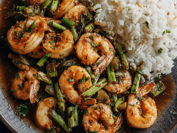 Gebratene Garnelen mit Korianderwurzel