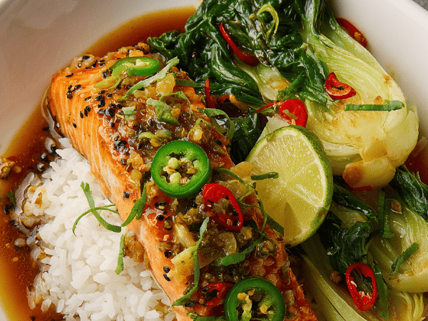 Gedämpfter asiatischer Lachs