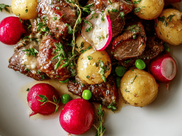 Geflügelleber mit Radieschen und Erbsen