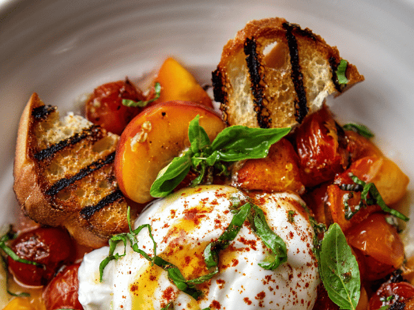 Gegrillte Burrata mit Pfirsichen