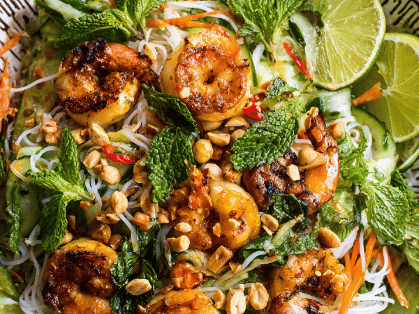 Gegrillter Garnelensalat mit Reisnudeln