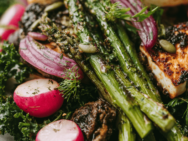 Gegrillte Spargelsalat mit Seidentofu