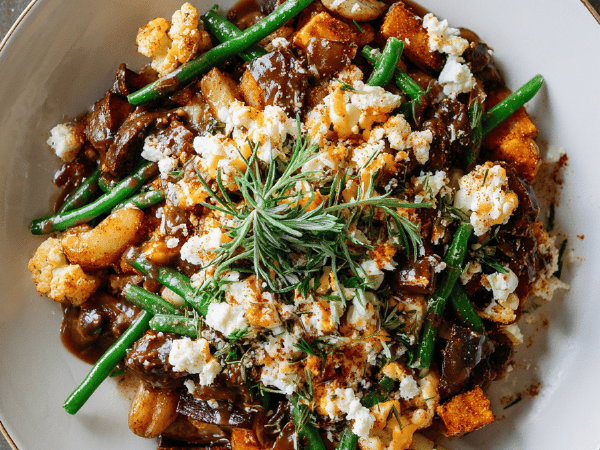 Gemüse-Poutine mit würziger Sauce