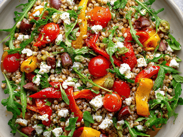 Gersten-Salat mit gerösteten Paprika und Schafskäse
