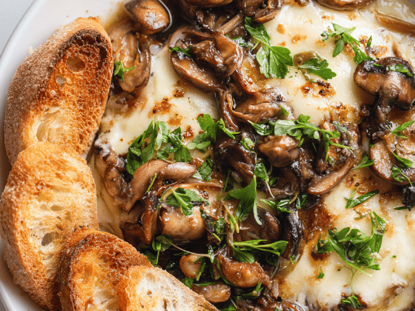 Geschmolzener Käse mit Pilzpfanne