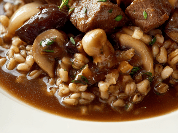 Geschmortes Rind mit Steinpilzen und Dinkel