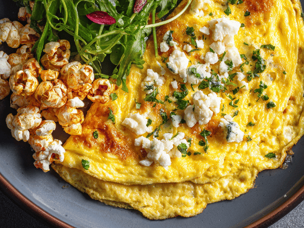 Geschwollenes Cheddar-Omelett mit Ahorn-Popcorn