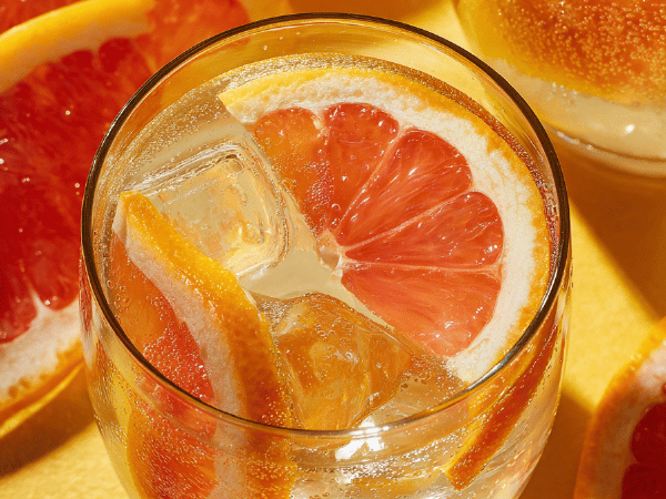 Grapefruitwein mit Pfirsischeiswürfeln