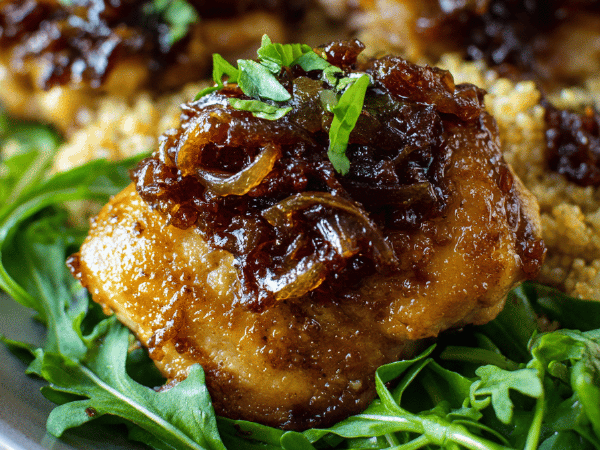 Hähnchenschenkel mit Zwiebelmarmelade