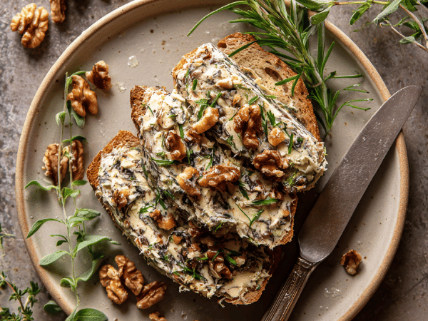 Hausgemachte Butter mit Steinpilzen und gerösteten Walnüssen