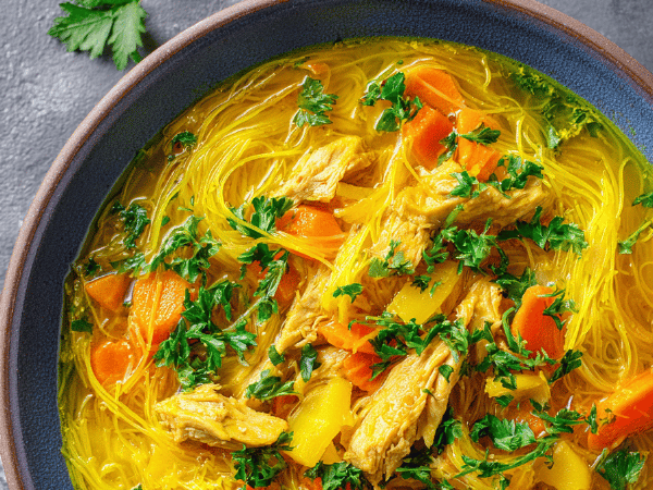 Hühnersuppe mit Kurkuma und Dinkelnudeln