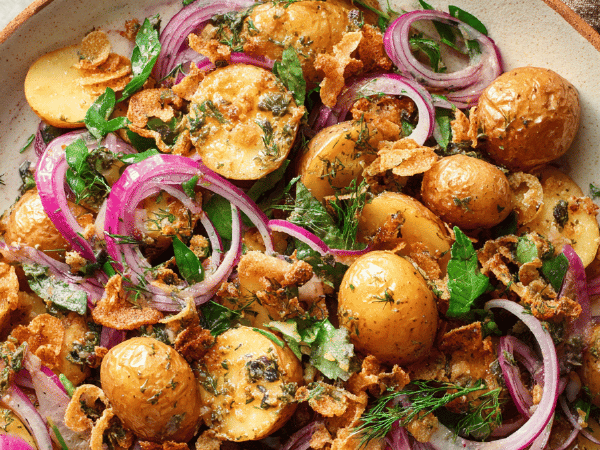 Kartoffelsalat Rattes mit knusprigen Chips