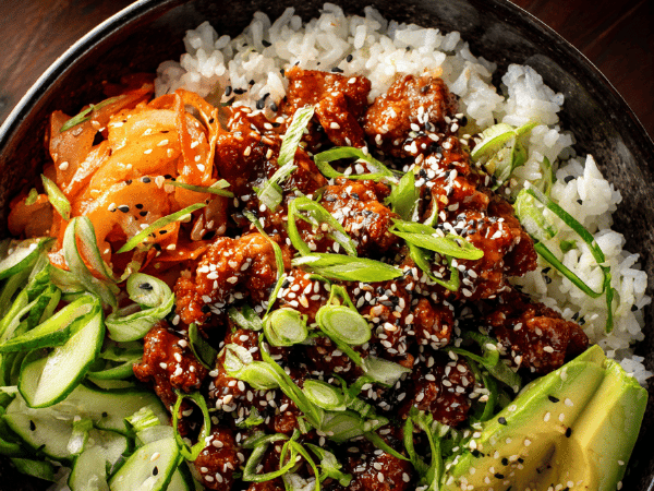 Koreanischer Schweinefleischreis mit Avocado