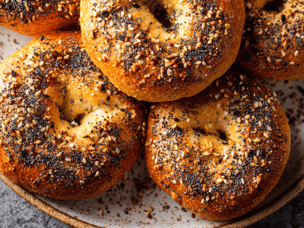 Luftfritteusen-Bagels mit Kräuterquark
