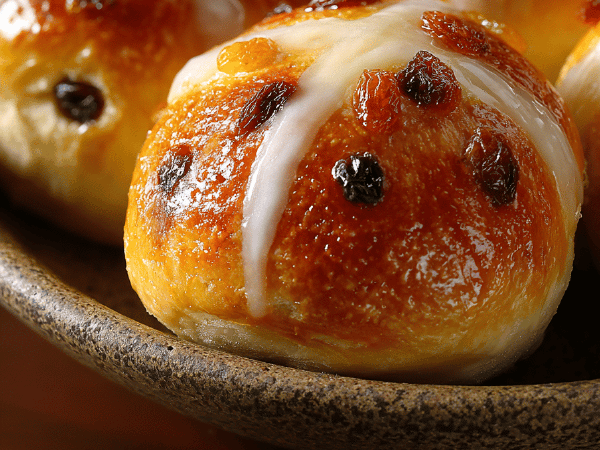Österliche Trockenfrüchte-Brioches