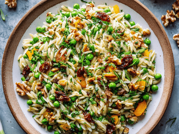 Orzosalat mit Erbsen und Aprikosen