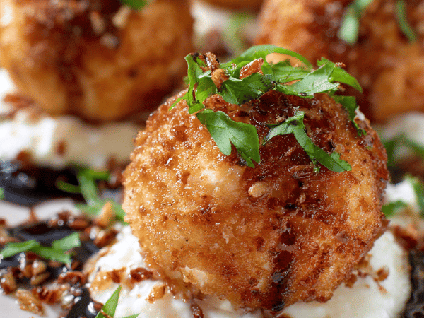 Parmesancreme-Bällchen mit Weißbalsamico