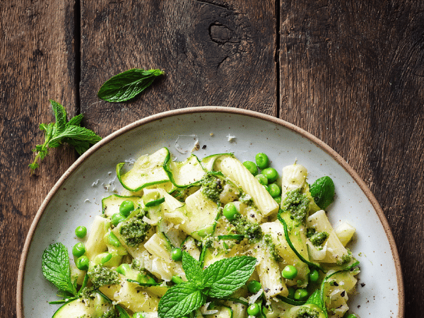 Pasta mit Zucchini und Erbsen