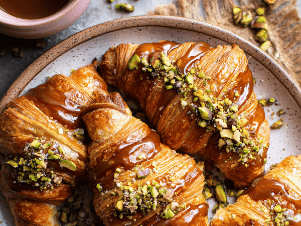 Pistazien-Croissants mit Orangenahorn-Sirup