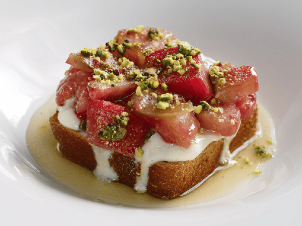 Rhabarber-Bostocks mit Haselnuss