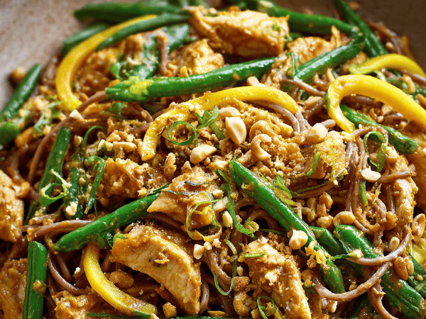Soba mit Erdnuss-Hähnchen