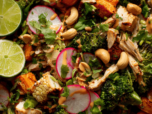 Süßkartoffel-Brokkoli-Salat mit Hähnchen