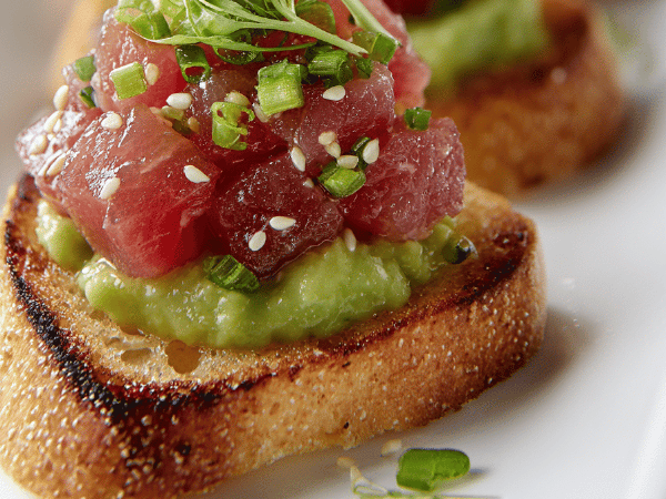 Thunfisch Tatar mit Avocado-Wasabi-Creme