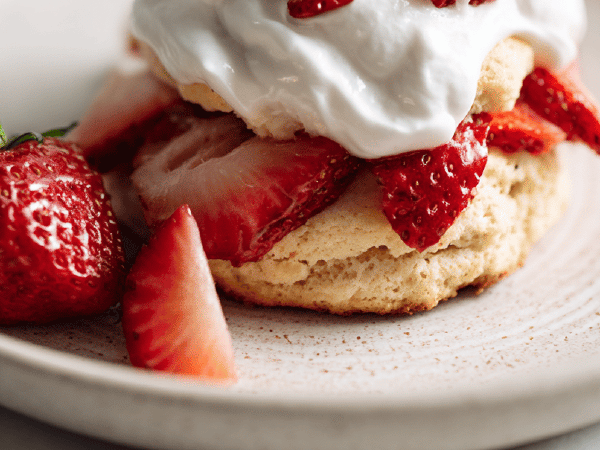 Vegane Erdbeer-Scones mit Kokoscreme