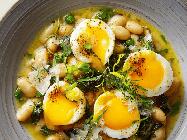 Weisse Bohnen im Ofen mit weichem Ei