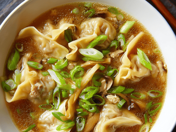 Wonton-Suppe mit Hackfleischfüllung